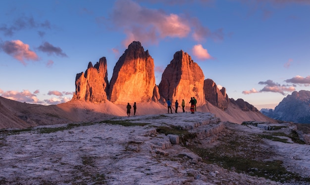 Puesta de sol en las montañas Tre Cime di Lavaredo