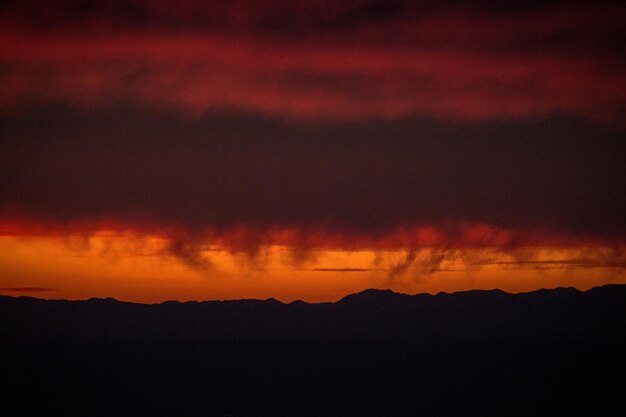 Foto la puesta de sol en las montañas de washington