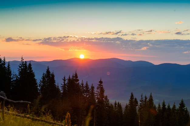 Puesta de sol en las montañas