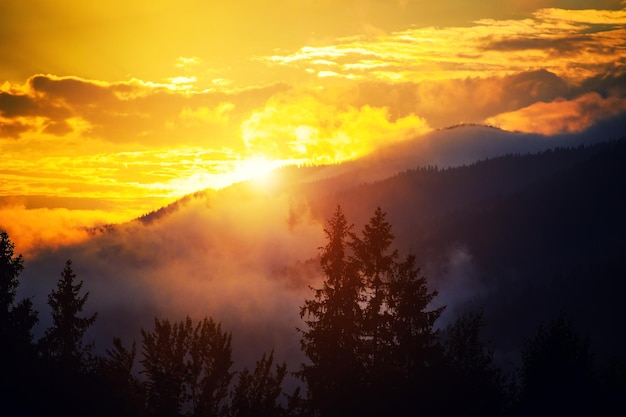 puesta de sol en las montañas