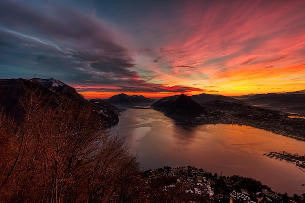 puesta de sol en las montañas