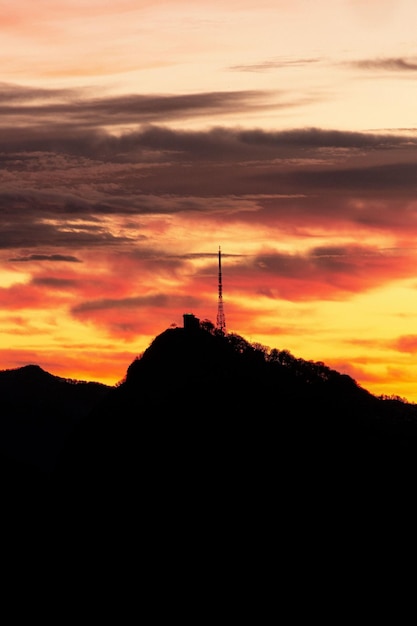 puesta de sol en las montañas