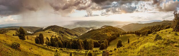 puesta de sol en las montañas