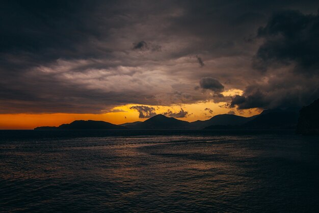 Puesta de sol en montenegro sobre las montañas y el mar