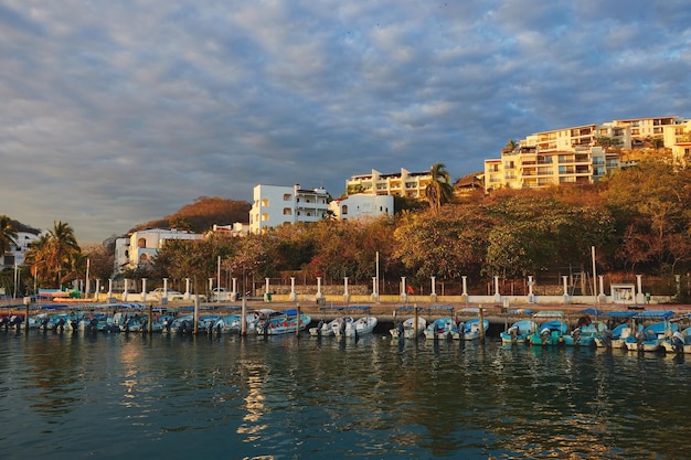 puesta de sol en muelle en la costa de huatulco oaxaca