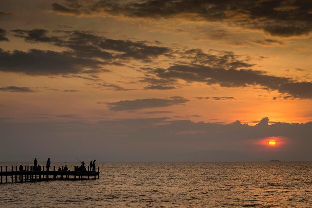 puesta de sol y muelle en Kep en la costa de Camboya