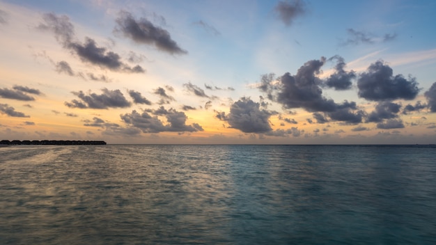 Foto puesta de sol muy bonita y colorida sobre el océano, maldivas.