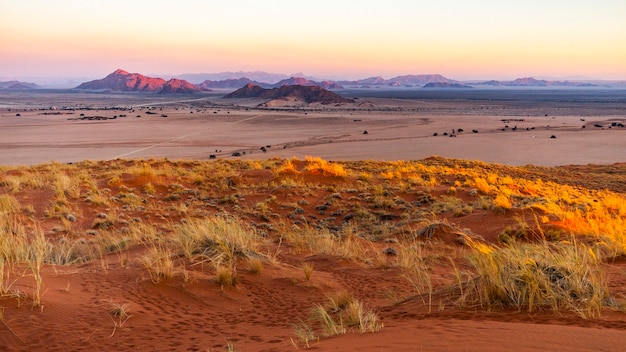 Puesta de sol en el Namib Naukluft Park de Elim Dune cerca de Sesriem en Namibia, África.