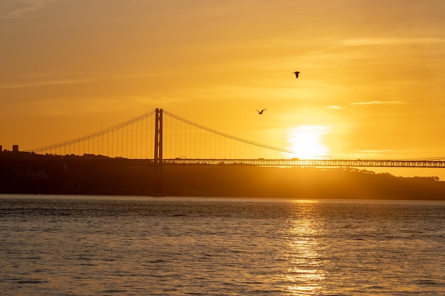 Puesta de sol naranja brillante sobre el río