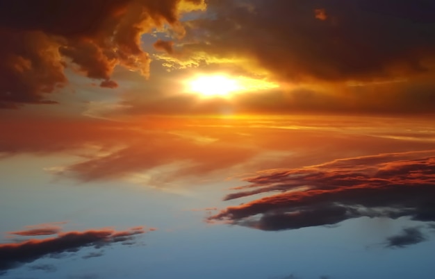 puesta de sol naranja en el cielo azul nocturno nubes dramáticas y bengalas solares, paisaje marino natural