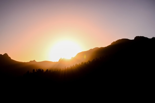 Puesta de sol naranja detrás de las montañas