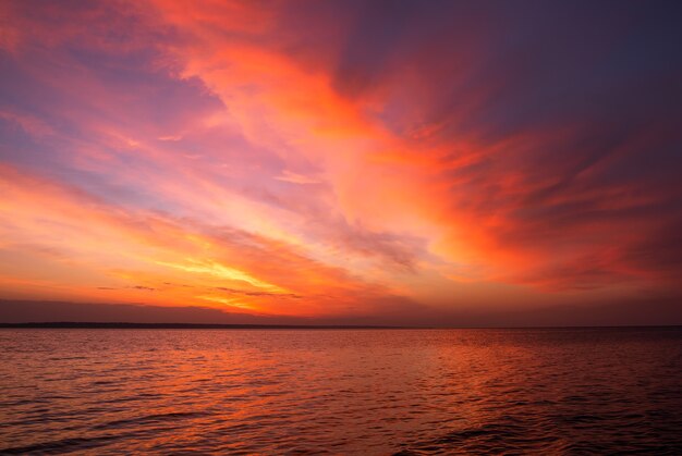 Puesta de sol naranja mágica sobre el mar. Amanecer sobre la playa