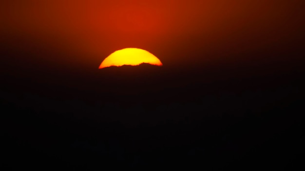 Puesta de sol naranja con nubes