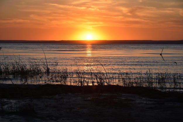 Puesta de sol naranja sobre el río Volga