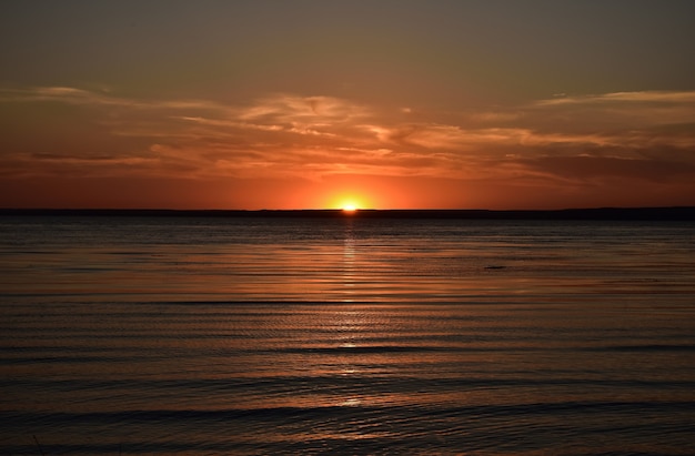 Puesta de sol naranja sobre el río Volga