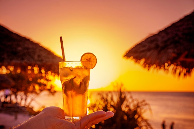 Puesta de sol naranja tropical relajarse vista con bebida fresca
