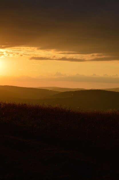 Puesta de sol en la naturaleza cielo naranja con campo de nubes y bosques