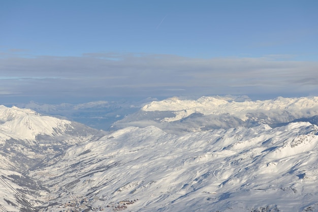 puesta de sol de nieve en la montaña