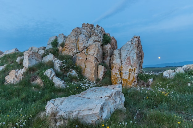 puesta de sol y noche en la costa gallega de españa