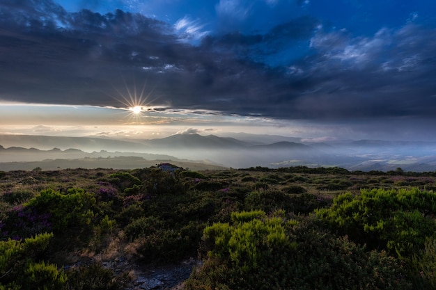 puesta de sol y noche de verano en la montaña