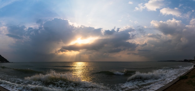 Puesta de sol con nube dramática sobre el mar