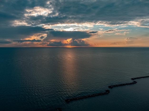 puesta de sol con nubes sobre el mar