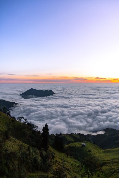 Foto una puesta de sol con nubes tomadas de una montaña