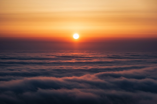 Puesta de sol en las nubes