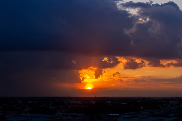 Puesta de sol con nubes