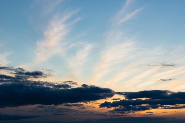 Puesta de sol o amanecer. Cielo azul con nubes. Fondo de la naturaleza. Nubes. Fondo de pantalla nublado abstracto.