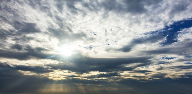 Puesta de sol o amanecer con rayos de sol.