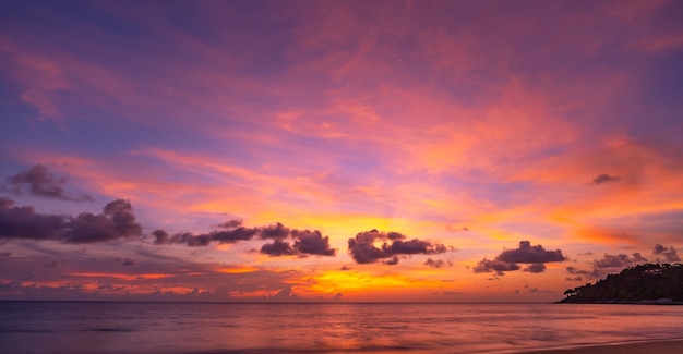 puesta de sol o amanecer sobre el mar con reflejo en el mar