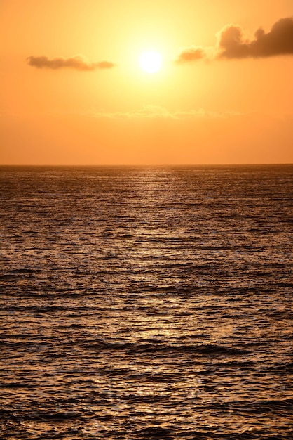 La puesta de sol en el Océano Atlántico en Tenerife, Islas Canarias, España