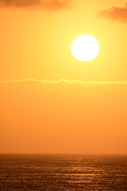 La puesta de sol en el Océano Atlántico en Tenerife, Islas Canarias, España