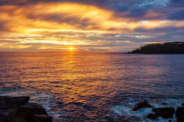 Puesta de sol del océano con cielo dramático