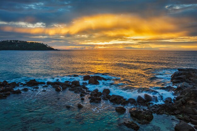 La puesta de sol en el océano con un gran paisaje de nubes Mirissa Sri Lanka