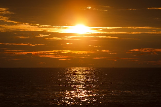 Puesta de sol en el océano Mirissa Sri Lanka