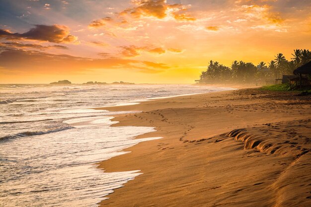 La puesta de sol del océano en la playa