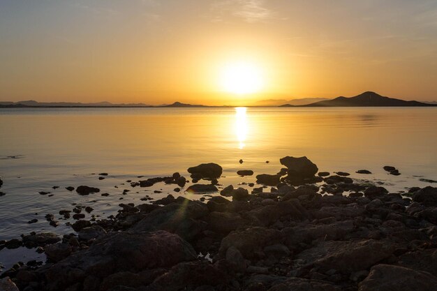 puesta de sol a la orilla del mar puesta de sol