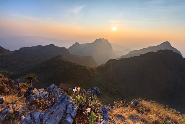 Puesta del sol del paisaje en la alta montaña de Doi Luang Chiang Dao en la provincia de Chiang Mai Tailandia