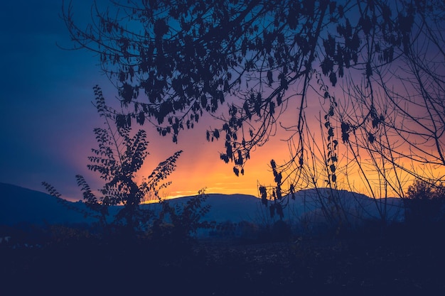 Puesta de sol en el paisaje de campo en el campo