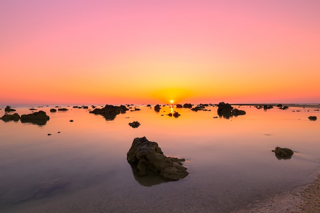 Puesta de sol del paisaje en Cape Coral en el mar de Andama n en Phang Nga, en el sur de Tailandia