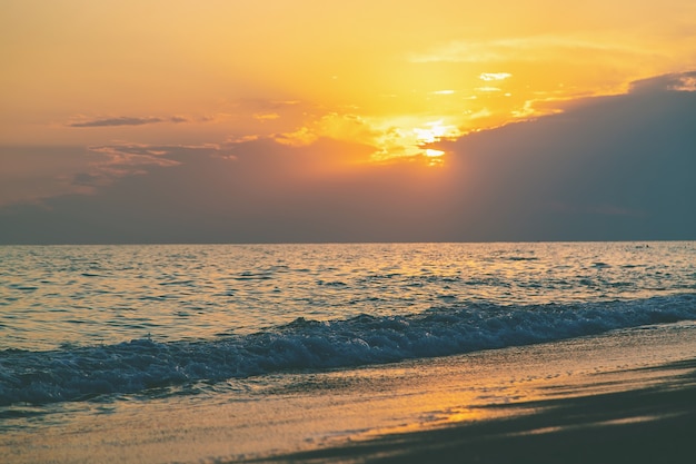 Puesta de sol del paisaje marino en la playa del mar. Enfoque selectivo. Naturaleza.