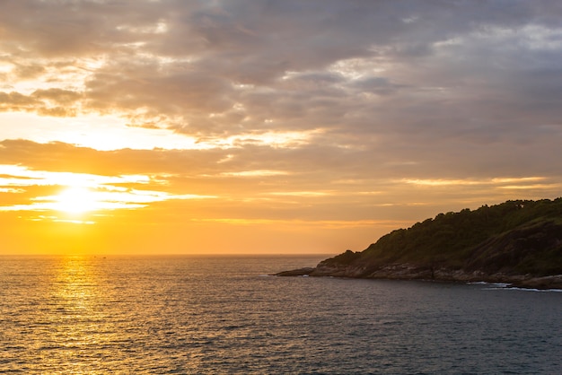 Foto puesta de sol y paisaje marino