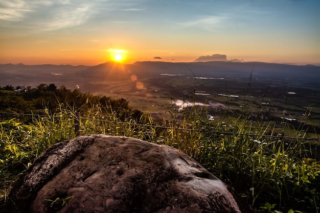 Puesta de sol en el paisaje de las montañas, Tailandia