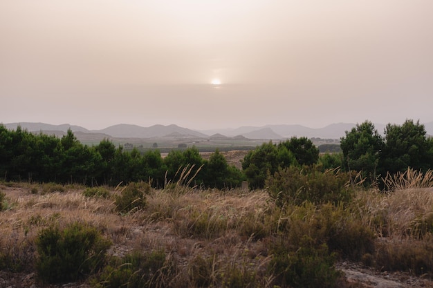 Puesta de sol en un paisaje montañoso