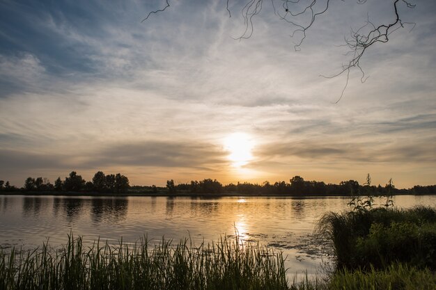 Puesta de sol por el paisaje del río