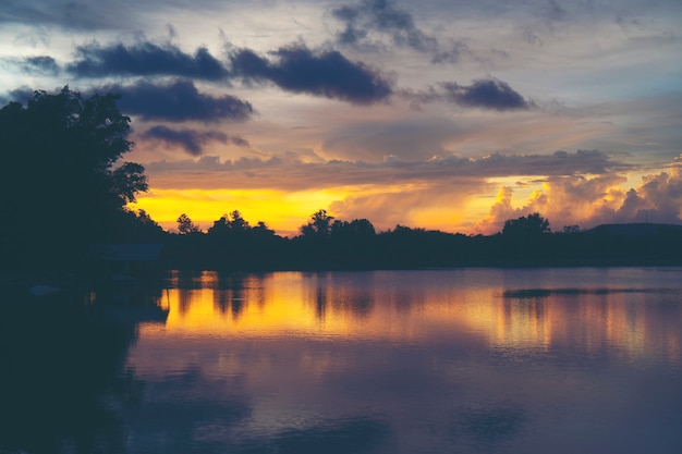 puesta de sol de paisaje sobre el lago tropical en Tailandia