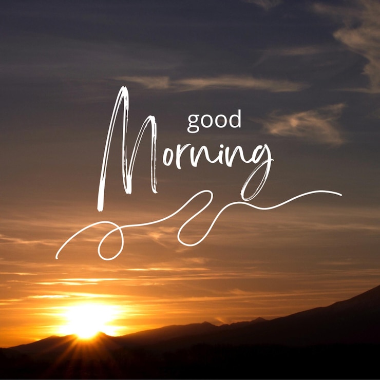Foto una puesta de sol con las palabras buenos días escritas en blanco.