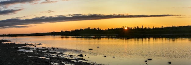 Puesta del sol del panorama en el río del norte